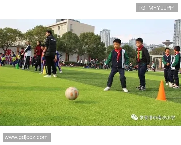 足球小琦的成长之路与梦想追逐：从小球场到大舞台的奋斗故事